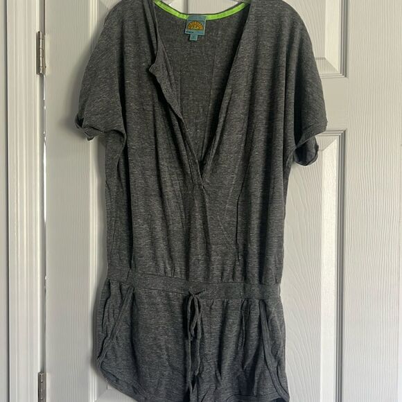 C & C California Grey Shorts Cover Up - Romper - Tie Waist - Excellent Condition - Picture 1 of 6